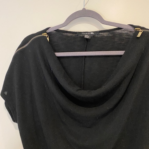 •2/$20• Forever 21 Black Slouchy Short Sleeve Top Zippers on Shoulders - Picture 2 of 3